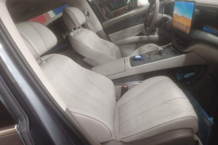 Used Denza D9 2024 DM-i 980 Four-Wheel Drive Prestige Model
