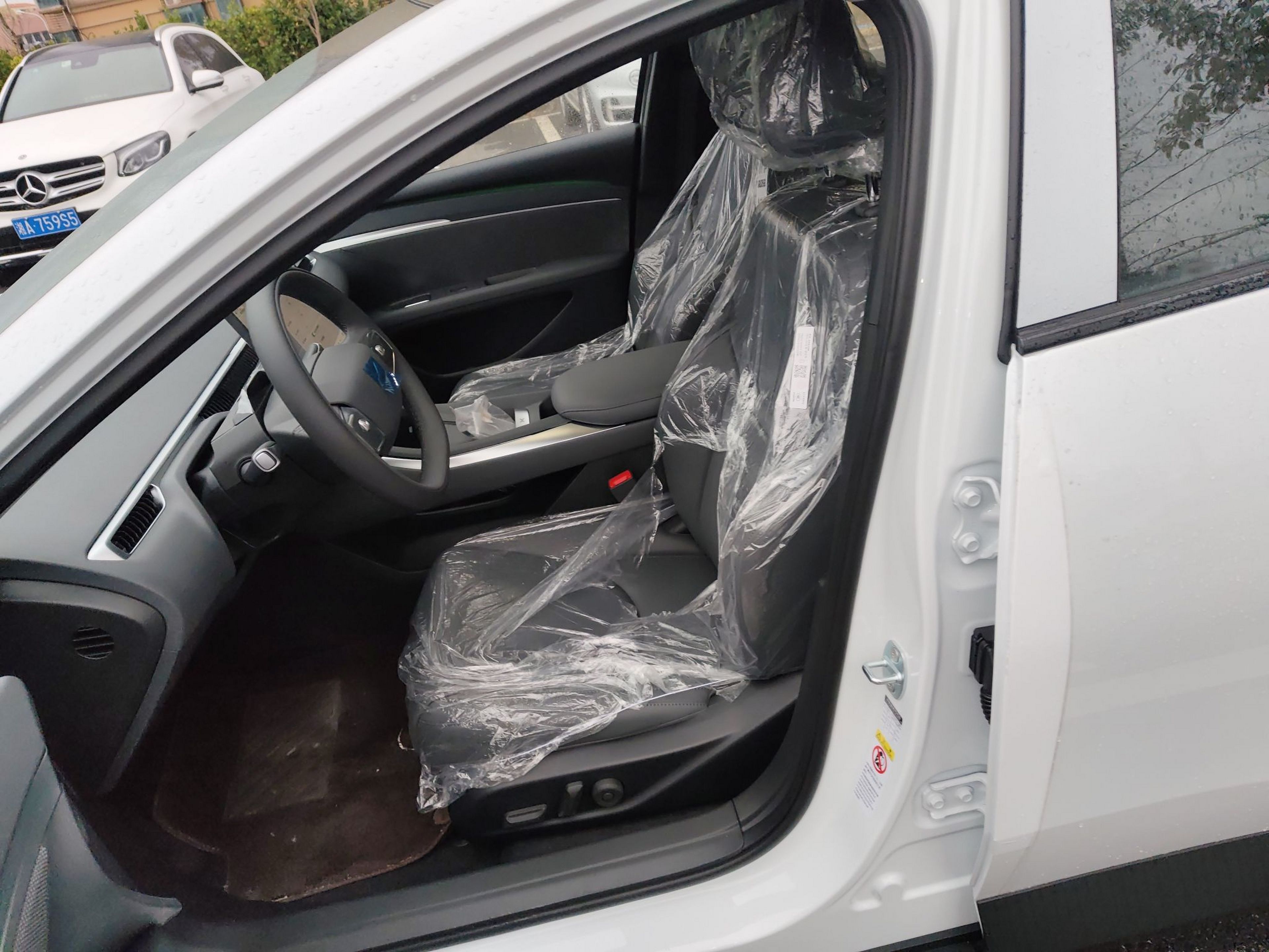 المقاعد الأمامية داخل السيارة