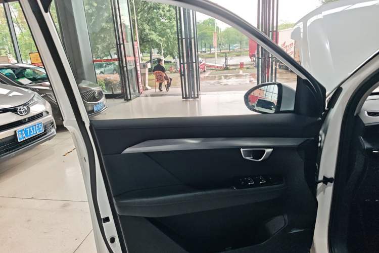 Used Wuling Asta 2022 2.0L DHT Electric-Speed Version
