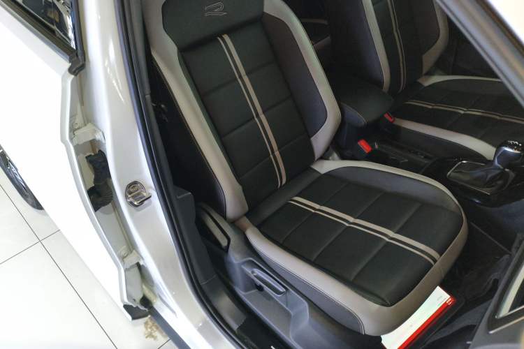 Used Volkswagen T-ROC 2023 300TSI DSG Two-Wheel-Drive Chen Guang Edition
