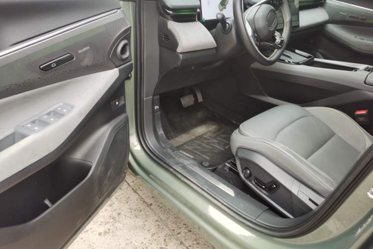 Used Lynk & Co 08 EM-P 2023 220km All-Wheel-Drive Performance Halo
