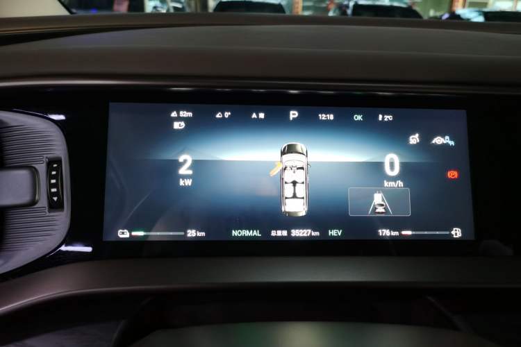 Used Denza D9 2022 DM-i 1040 Prestige Model
