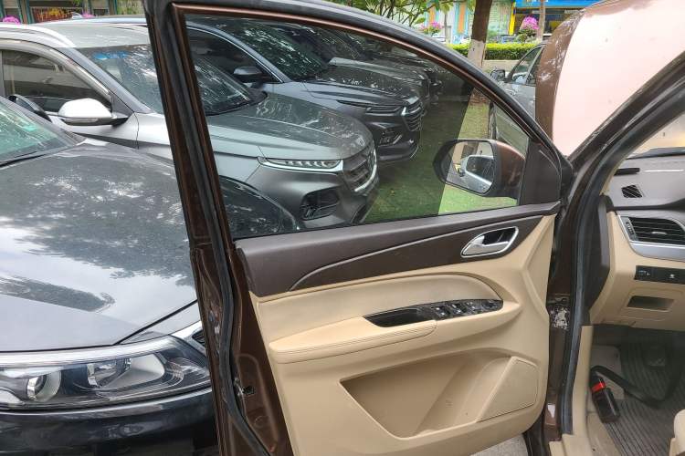 Used Baojun 730 2016 Revised 1.5L Manual Standard Version 7 Seats China V Emission Standard
