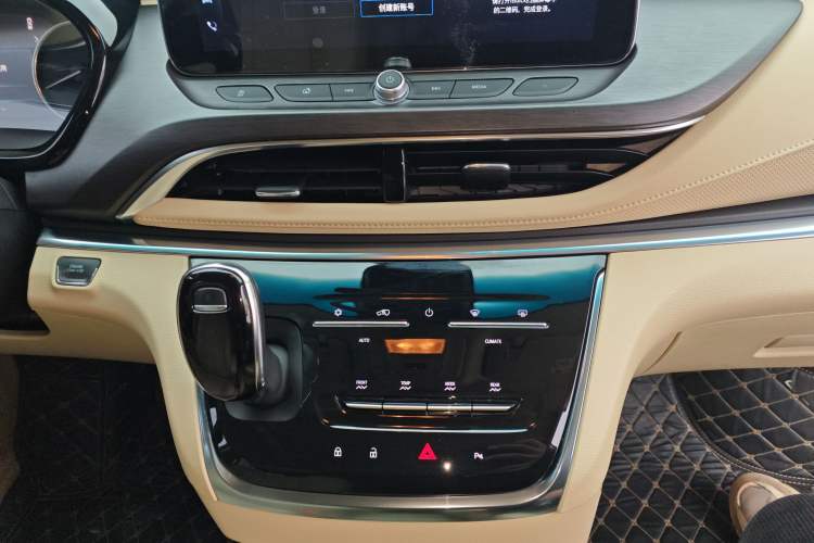 Used Buick GL8 2023 Facelifted Land Cruiser Executive Luxury Version
