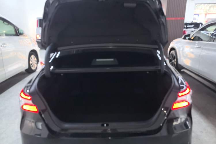 Used Toyota Camry 2021 2.0G Luxury Edition
