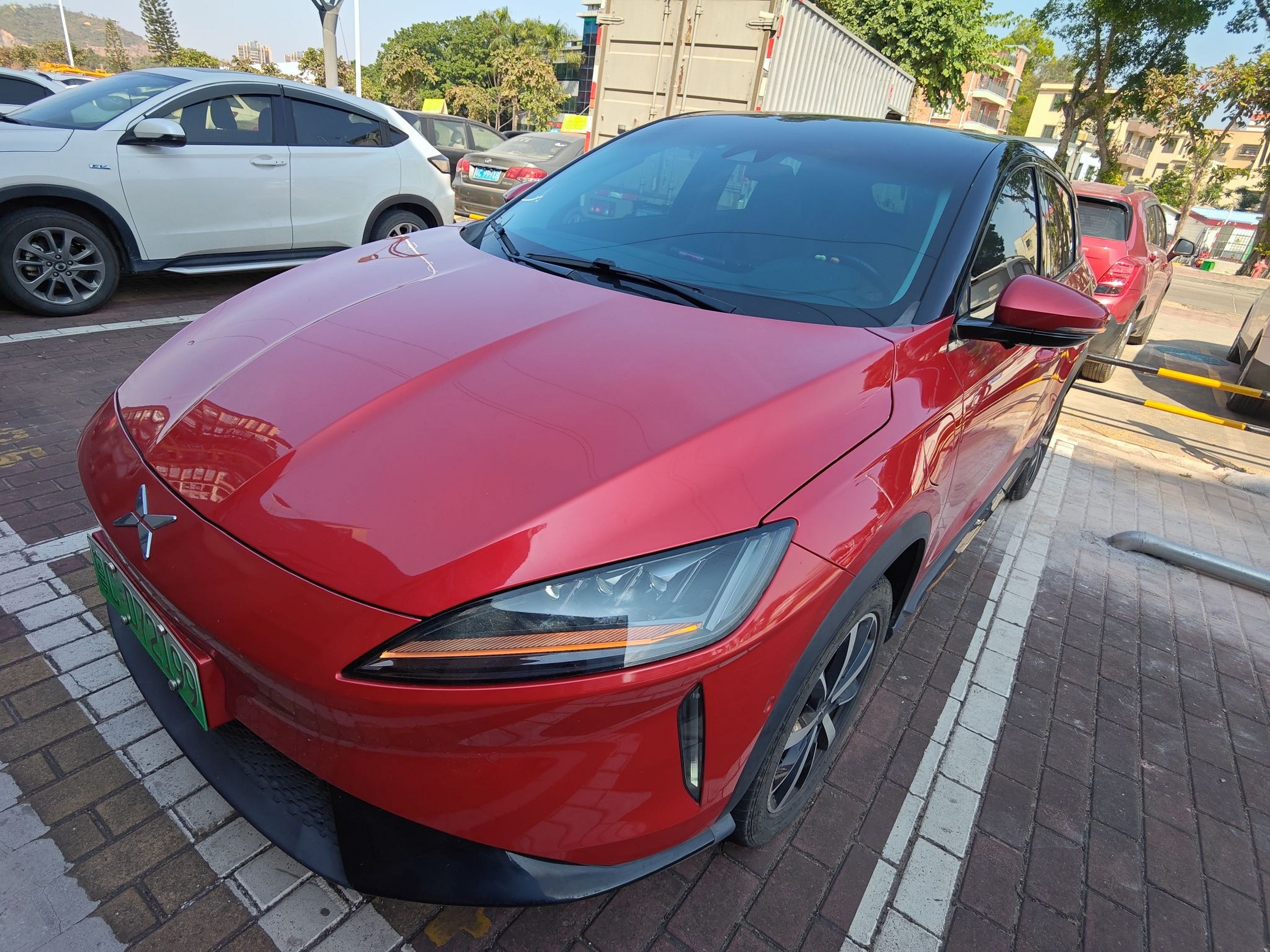 تحت مقدمة السيارة