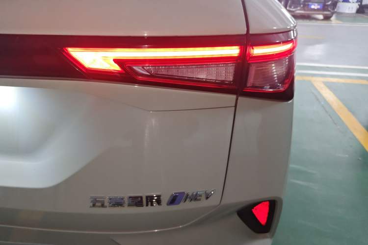 Used Wuling Asta 2022 2.0L DHT Electric-Speed Version
