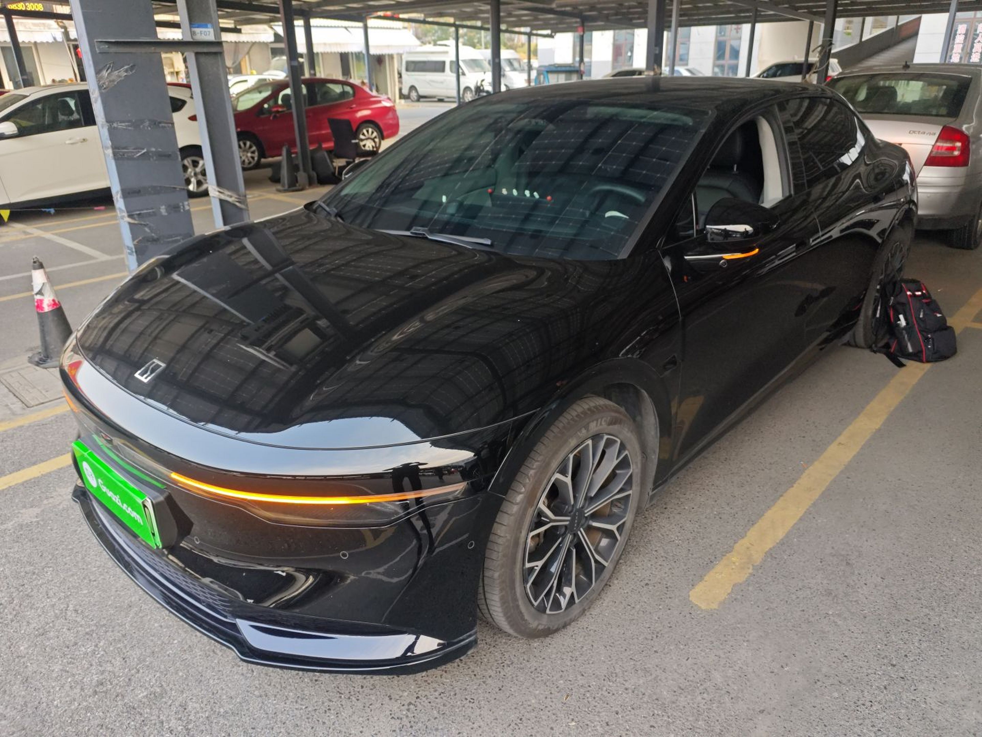 Под передней частью автомобиля