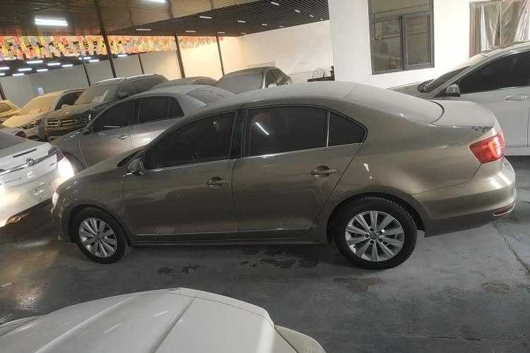 Used Volkswagen Sagitar 2015 1.6L Manual Comfort Model
