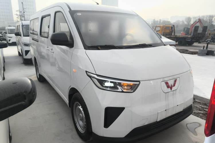 Used Wuling Yangguang 2024 300KM Comfort Version Passenger Van 75kW
