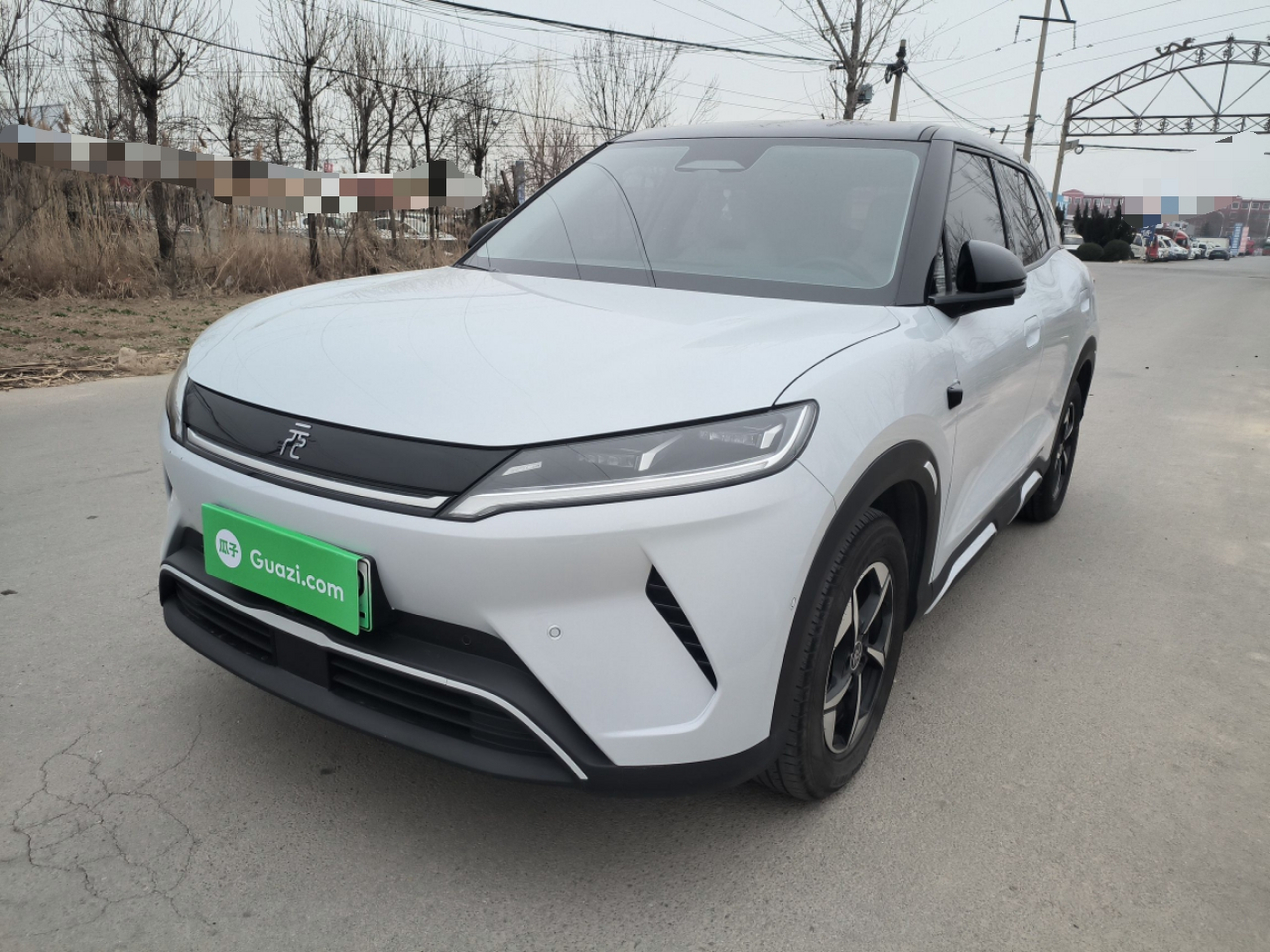 Под передней частью автомобиля