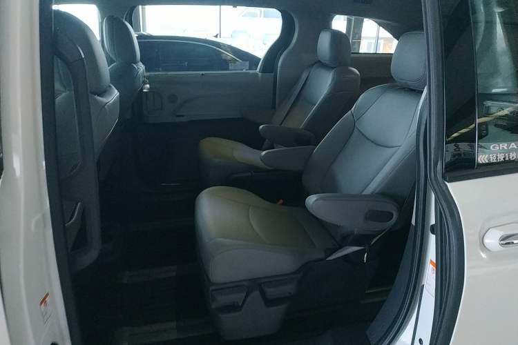 Used Toyota Granvia 2024 2.5L Hybrid Comfort Edition
