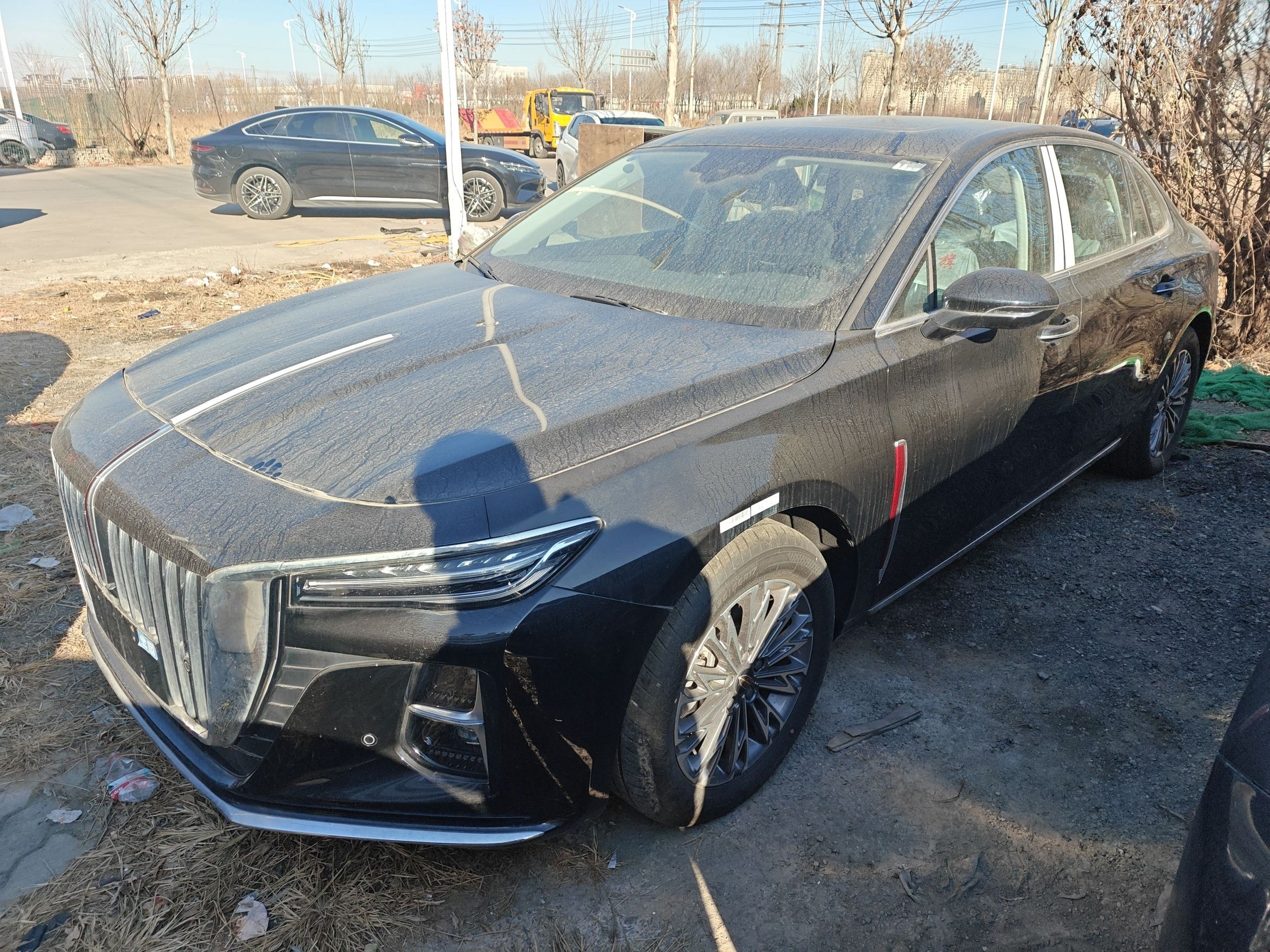 تحت مقدمة السيارة