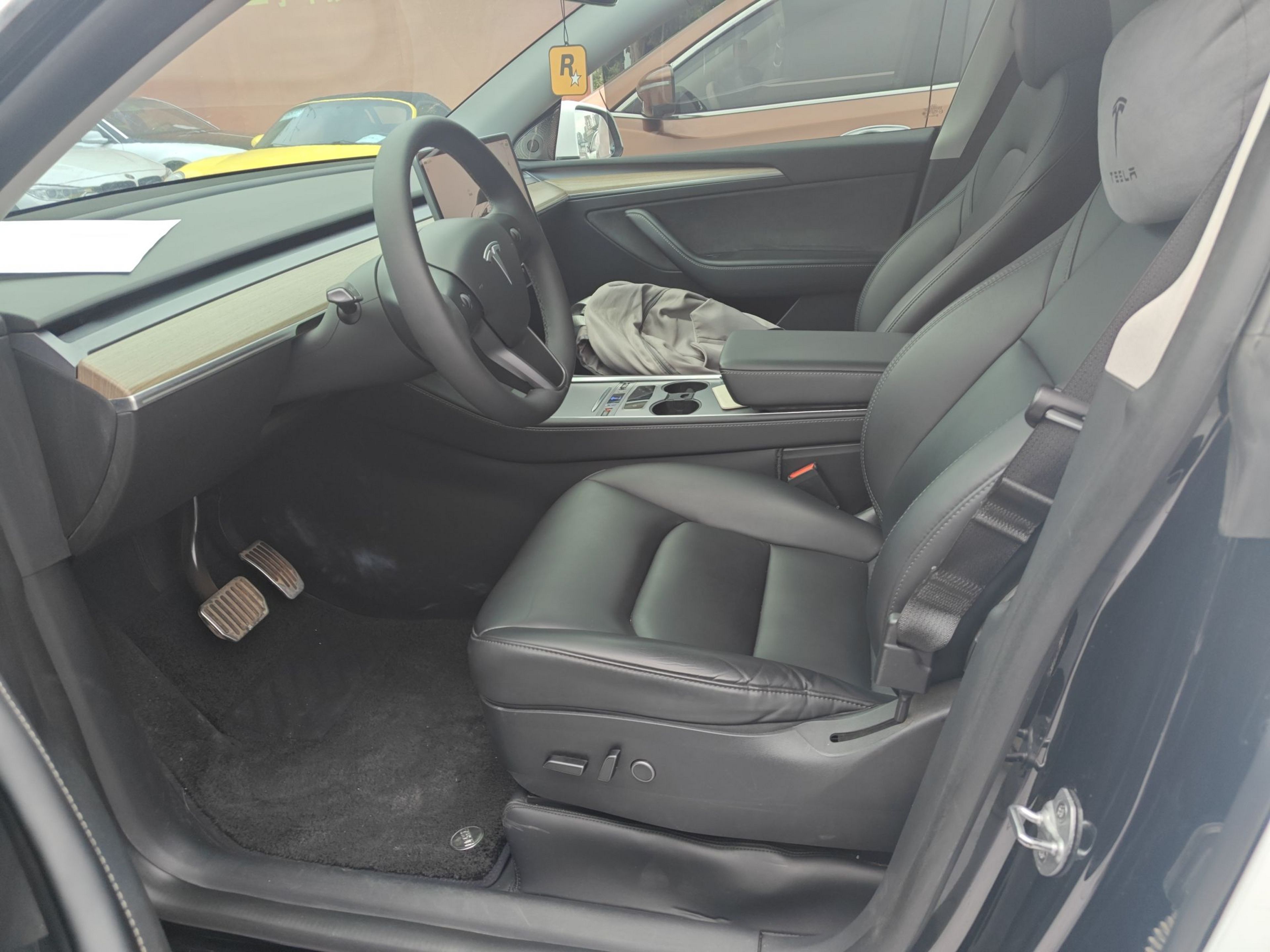 Переднее сиденье в автомобиле