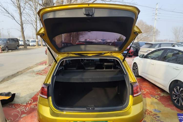 Used Volkswagen Golf 2018 230TSI Automatic Comfort Model
