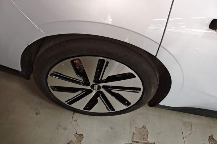 Used  E8 2024 550 km Range Rear-Drive MAX
