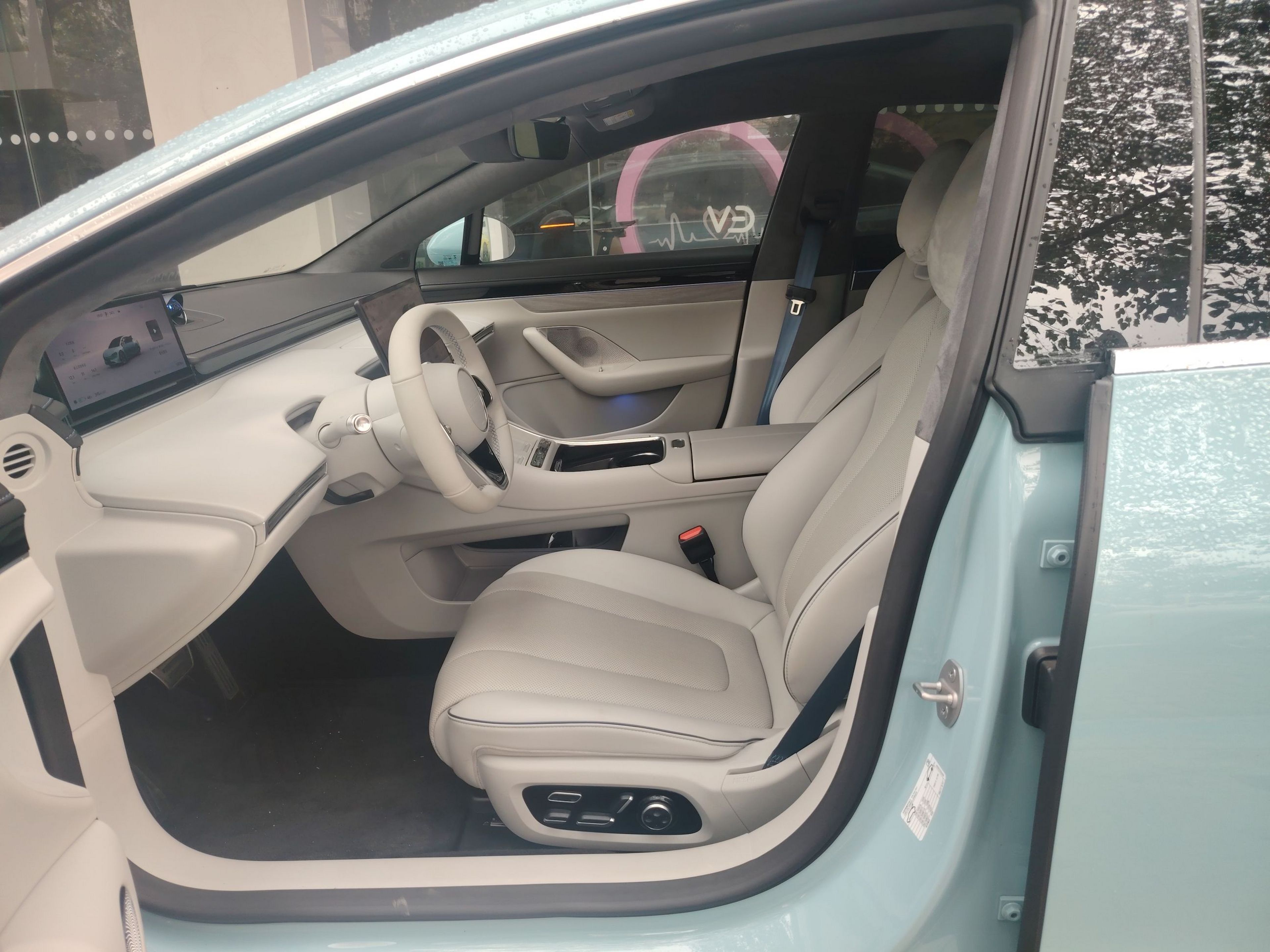 Переднее сиденье в автомобиле