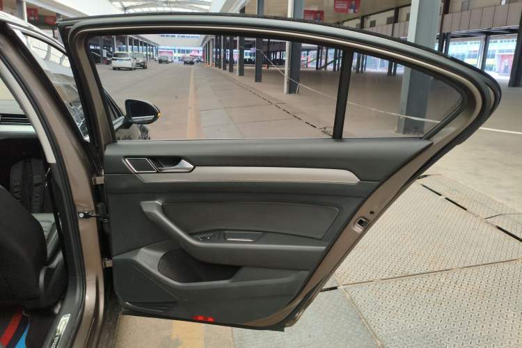 Used Volkswagen Magotan 2017 330TSI DSG Leading Model
