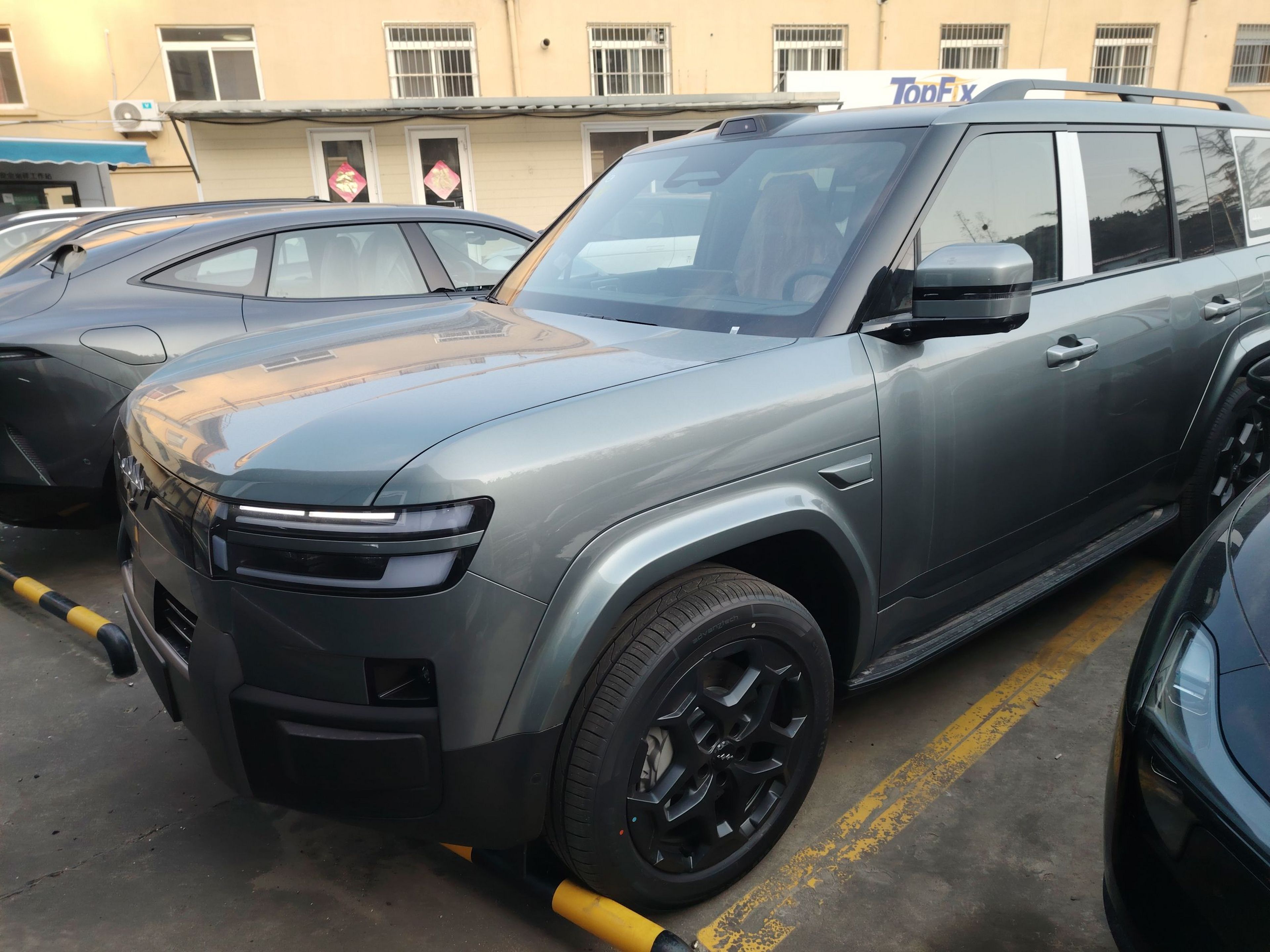 Под передней частью автомобиля