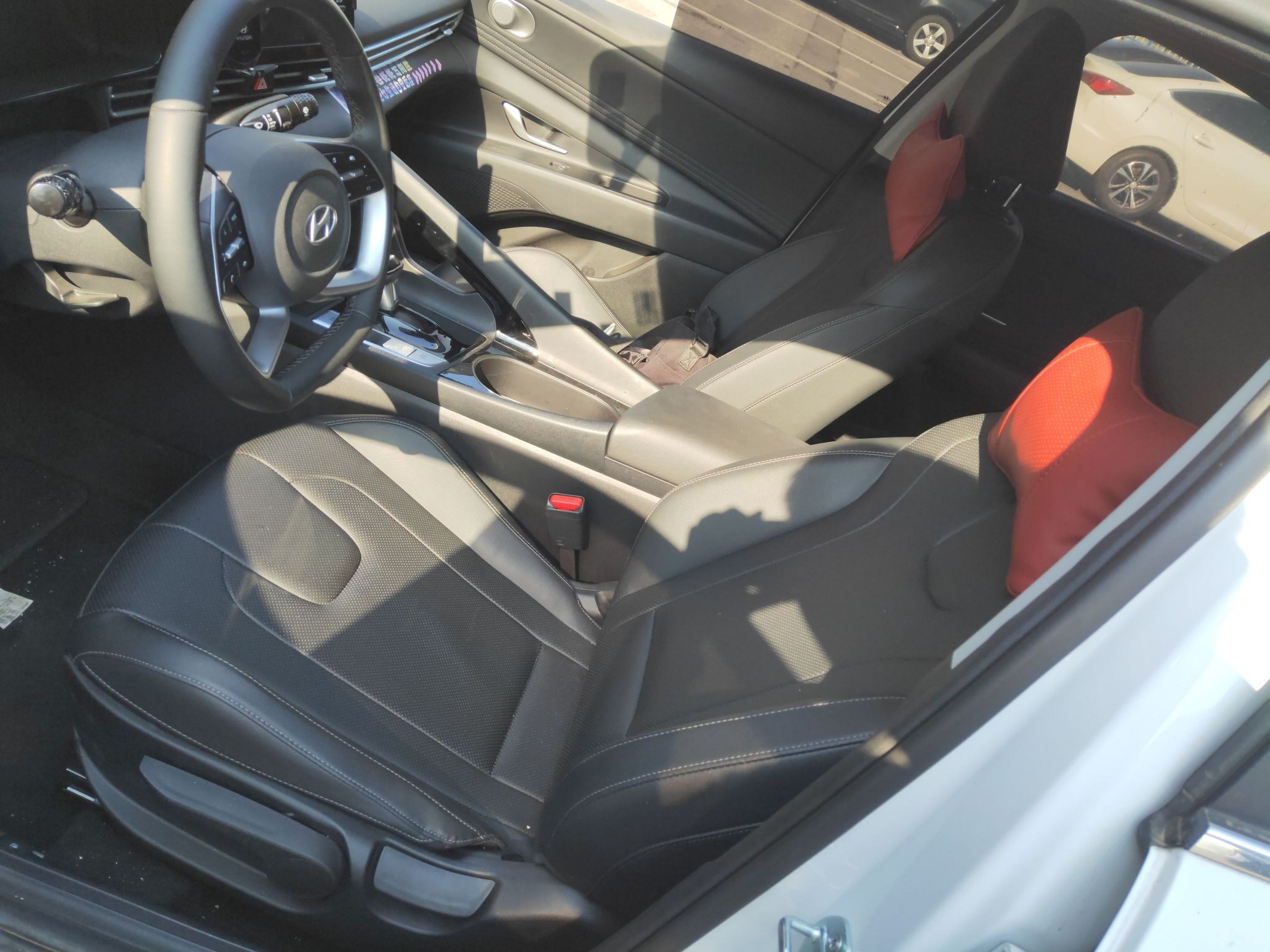 المقاعد الأمامية داخل السيارة