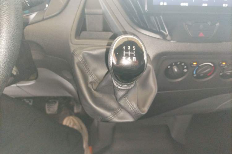 Used Ford Transit 2019 2.0T Diesel Multi-Purpose Commercial Vehicle Short Wheelbase Low Roof 6-Seater China VI Standard
