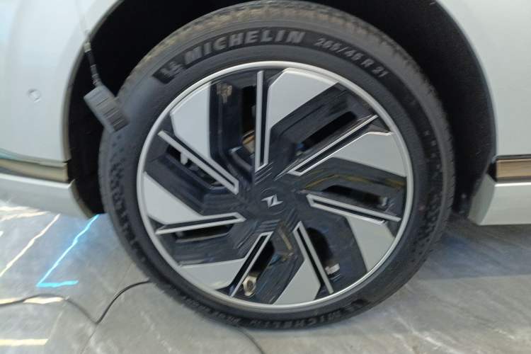 Used  eπ008 2024 210Max Range-Extended Version 6 Seats