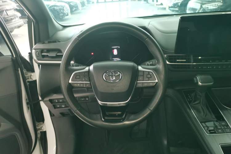 Used Toyota Sienna 2023 2.5L Hybrid Deluxe Edition
