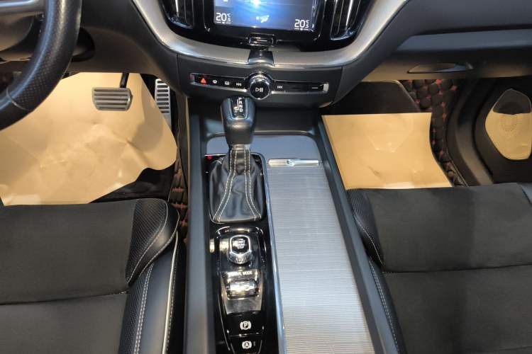 Used Volvo XC60 2019 T5 4x4 Zhiyuan Sport Edition China V Standard
