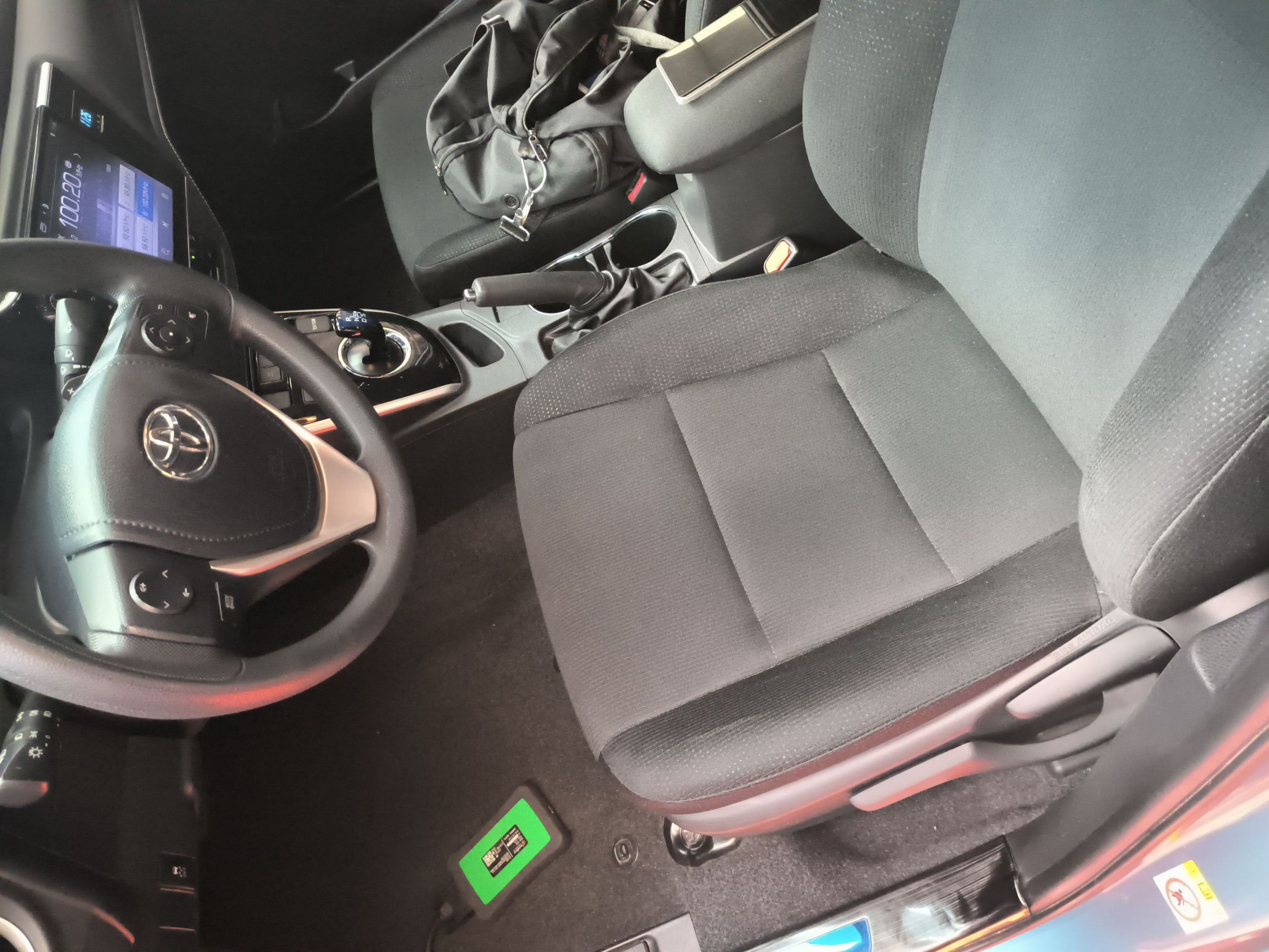 Переднее сиденье в автомобиле