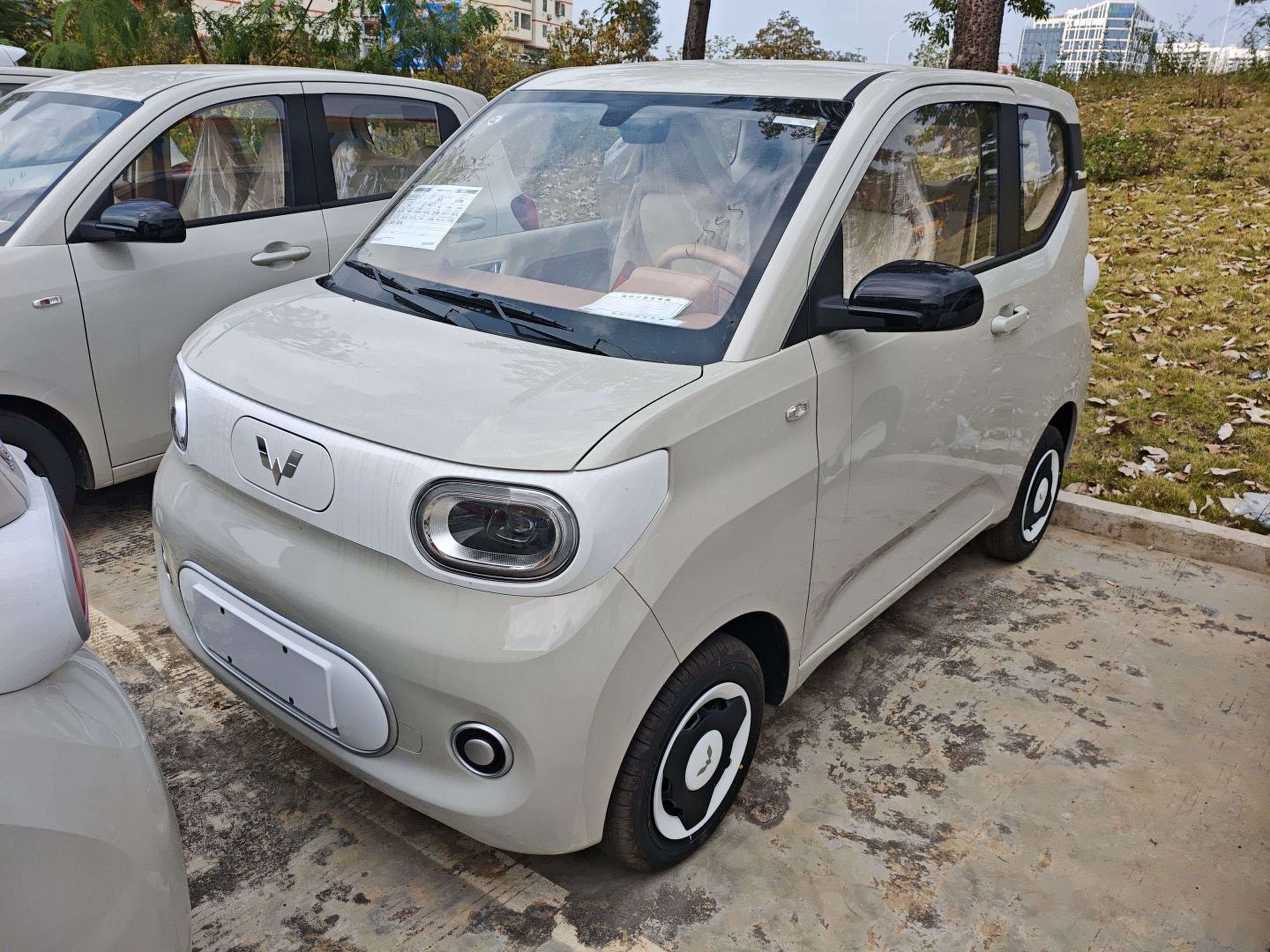 Под передней частью автомобиля