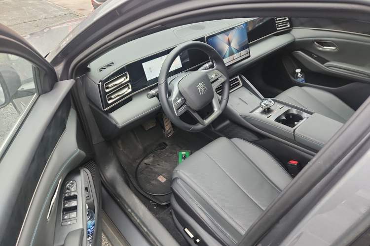 Used BYD Qin L 2025 DM-i Smart Drive 120KM Leading Model
