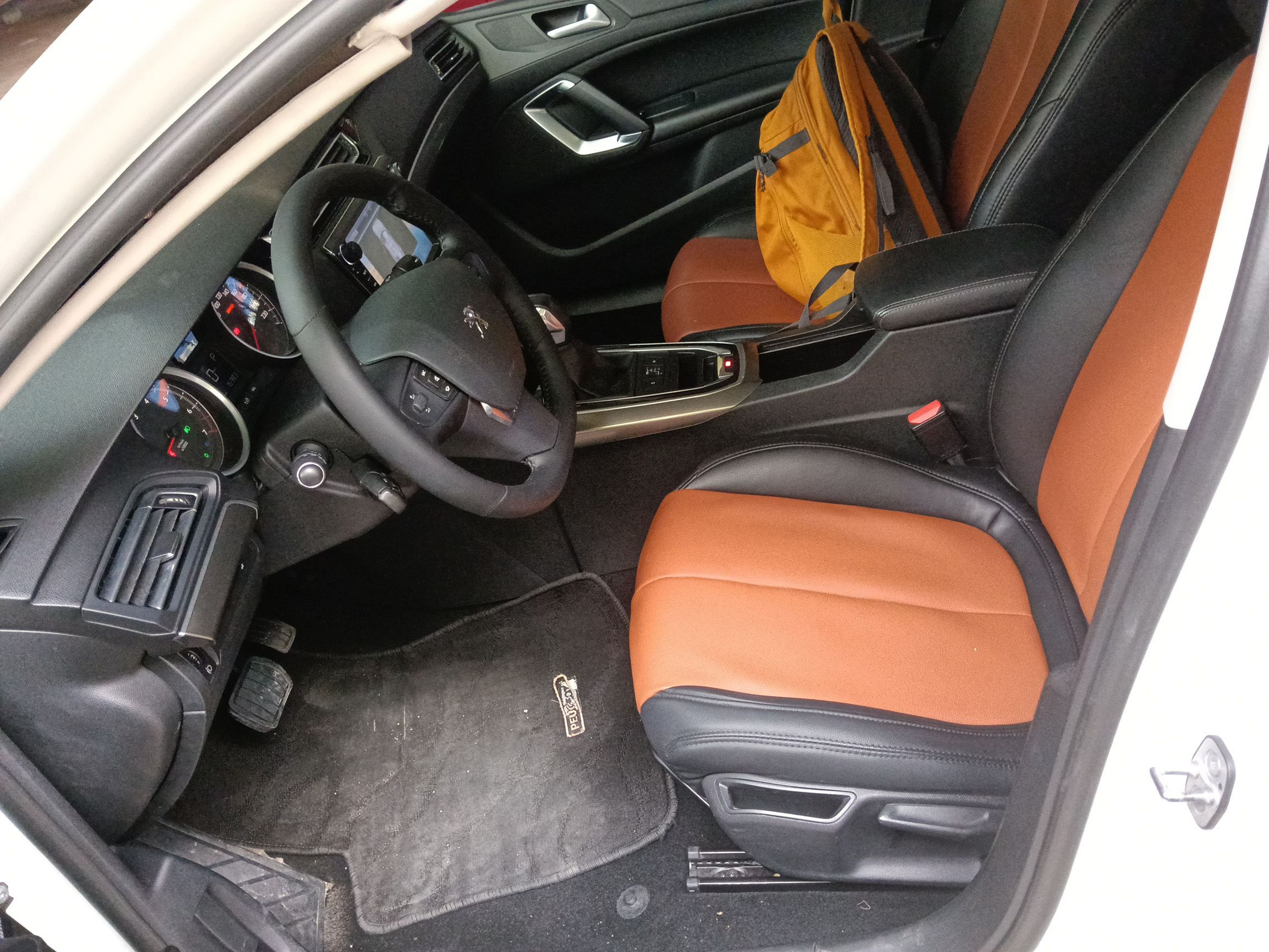 Переднее сиденье в автомобиле