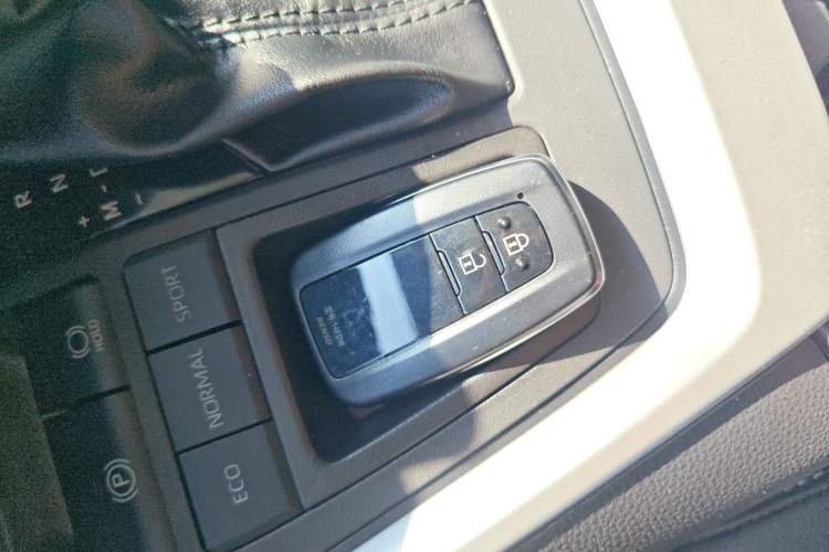 Used Toyota RAV4 2023 2.0L CVT Two-Wheel Drive 20th Anniversary Platinum Edition
