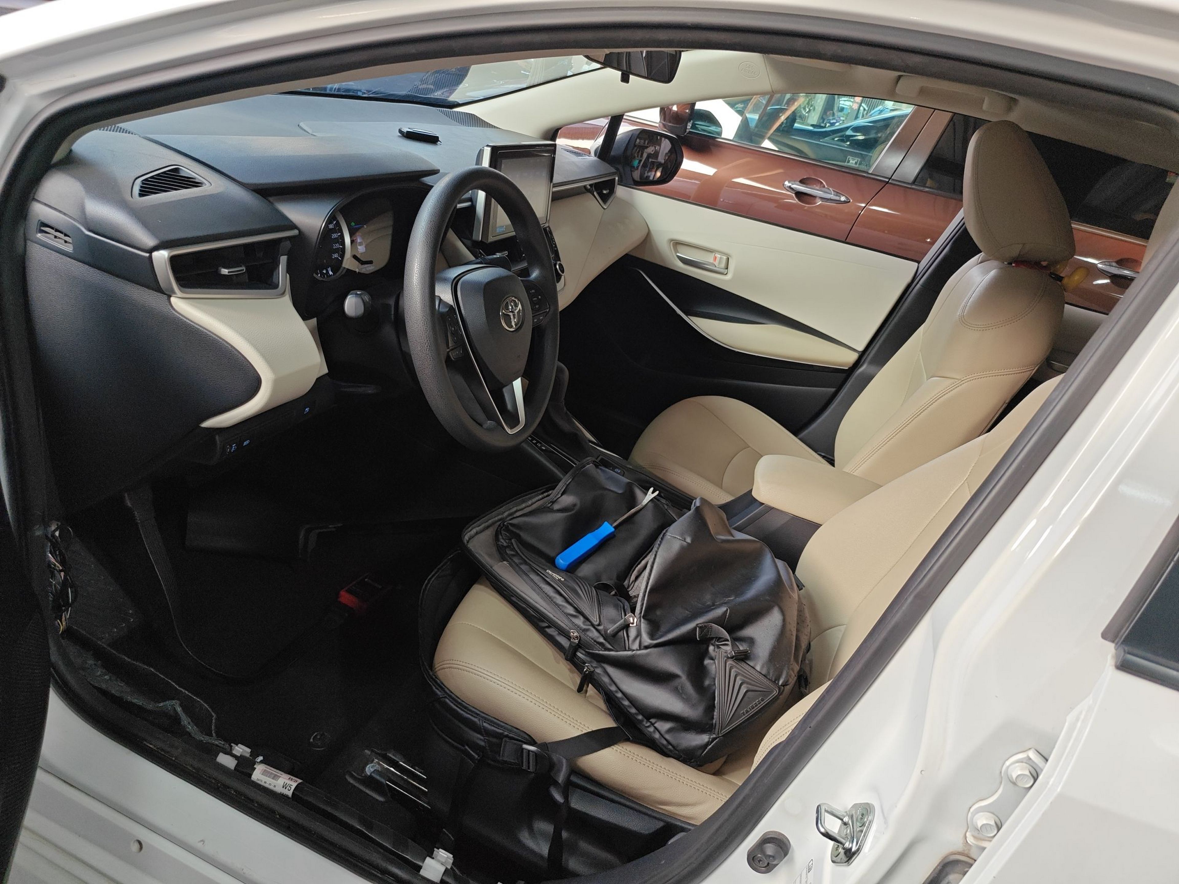 المقاعد الأمامية داخل السيارة