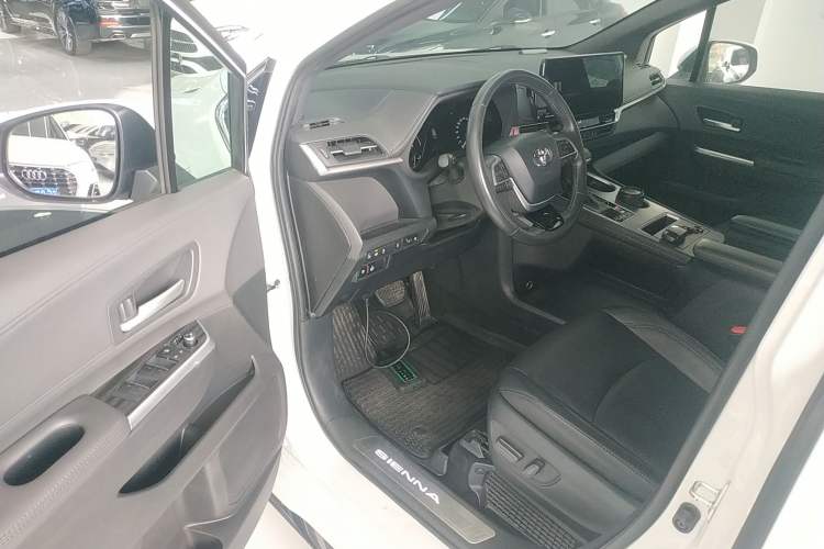 Used Toyota Sienna 2023 2.5L Hybrid Deluxe Edition
