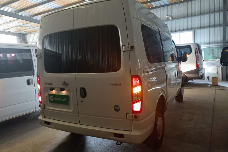 Used SAIC MAXUS Xintu V80 2023 2.0T Manual Classic Aoyuntong Short Wheelbase Mid-Roof 5/6-Seater
