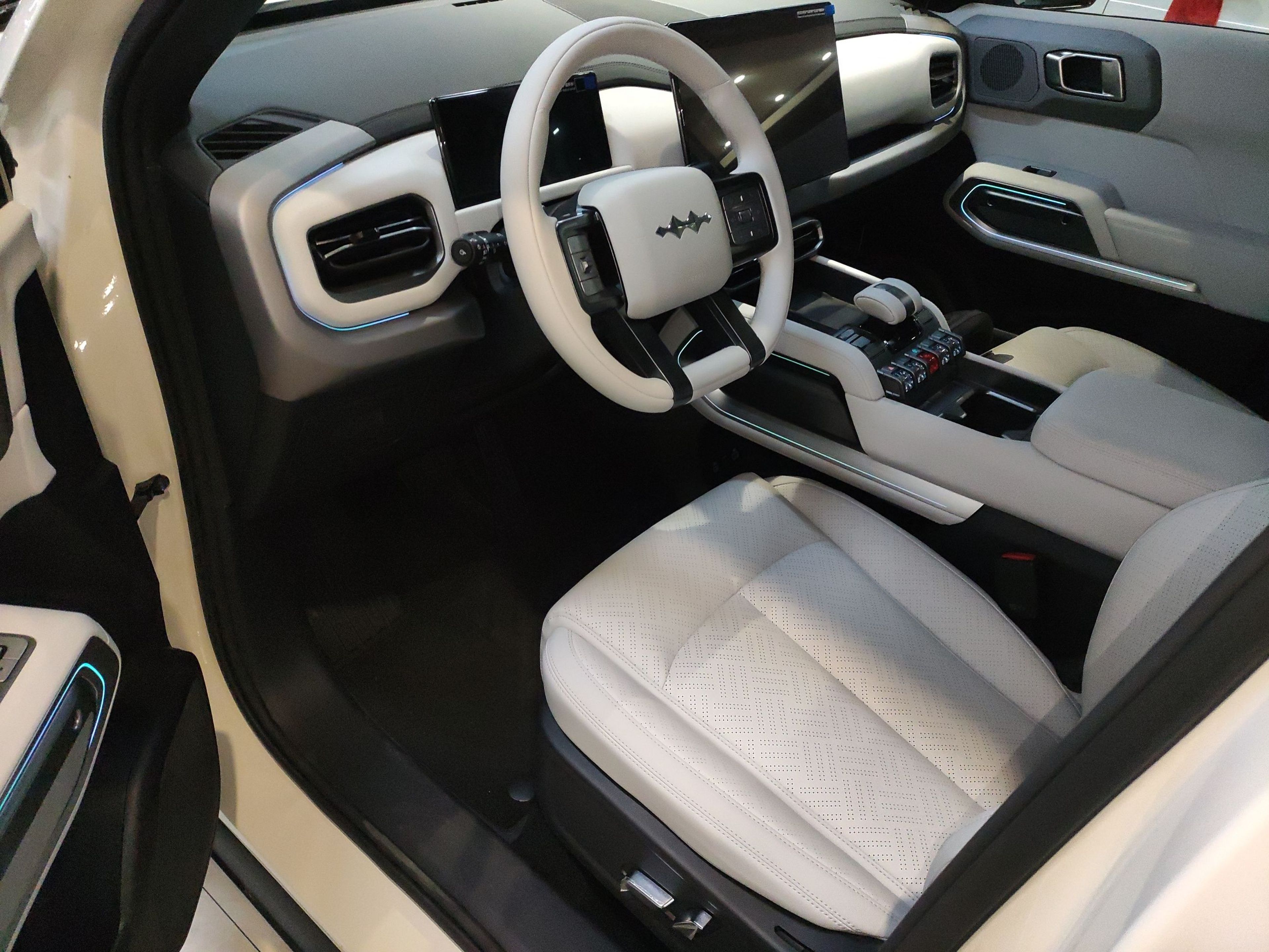 المقاعد الأمامية داخل السيارة