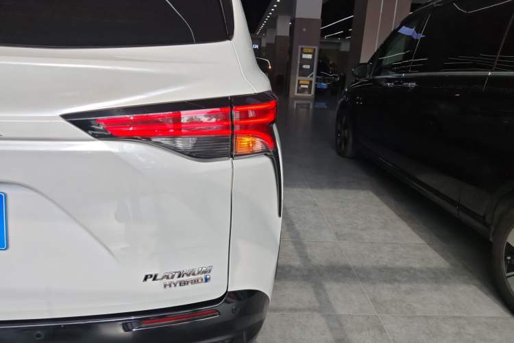 Used Toyota Sienna 2021 2.5L Hybrid Platinum Edition
