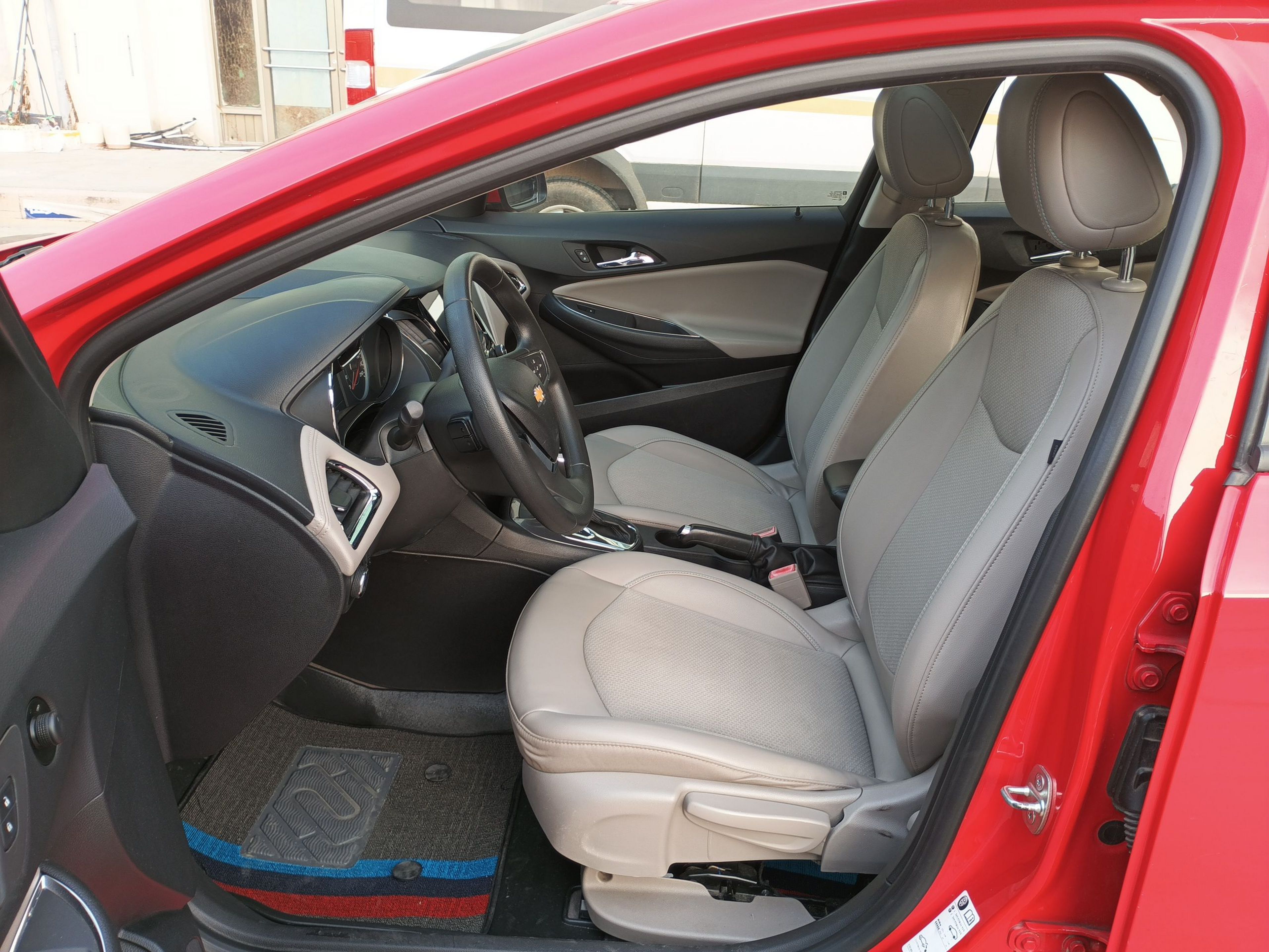 Переднее сиденье в автомобиле