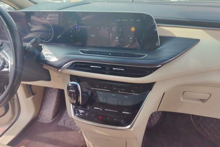 Used Buick GL8 2022 ES Landtrek 653T Luxury Edition