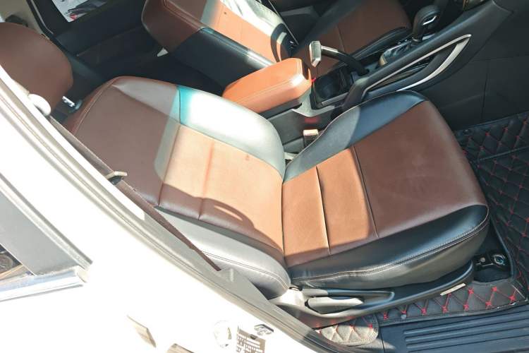 Used JMC Yusheng S350 2016 2.0T Automatic Two-Wheel Drive Gasoline Luxury Edition 5 Seats
