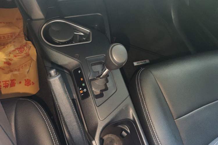 Used Toyota RAV4 2016 2.0L CVT Two-Wheel Drive Fashion Edition China V Standard
