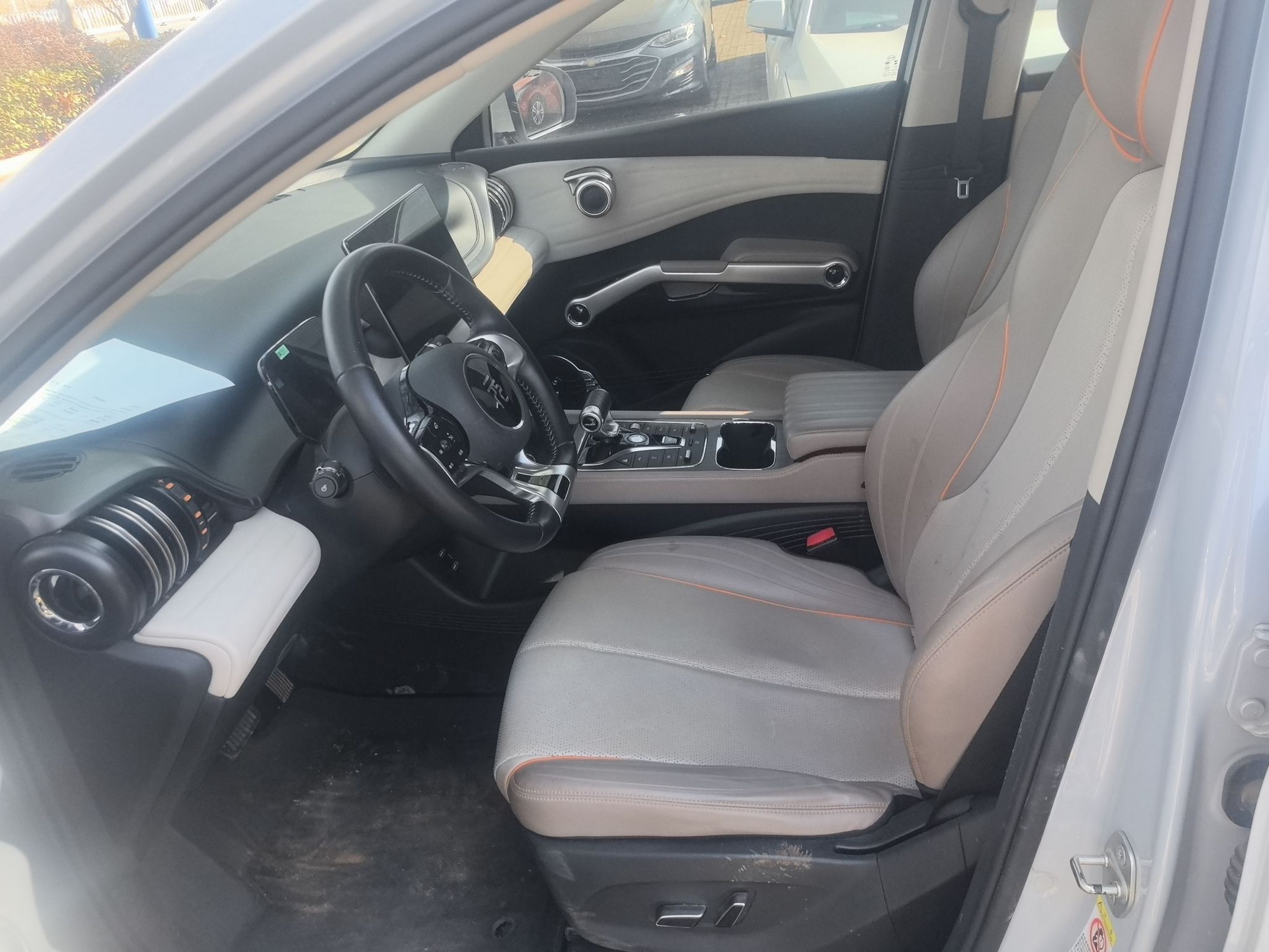 المقاعد الأمامية داخل السيارة