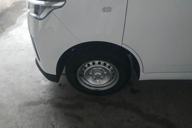 Used Wuling Yangguang 2024 300KM Comfort Version Passenger Van 75kW
