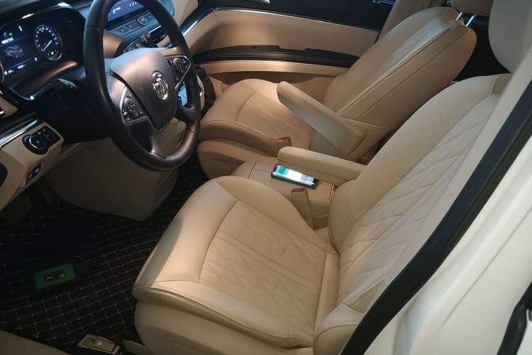 Used Buick GL8 2023 Facelifted Land Cruiser Executive Luxury Version
