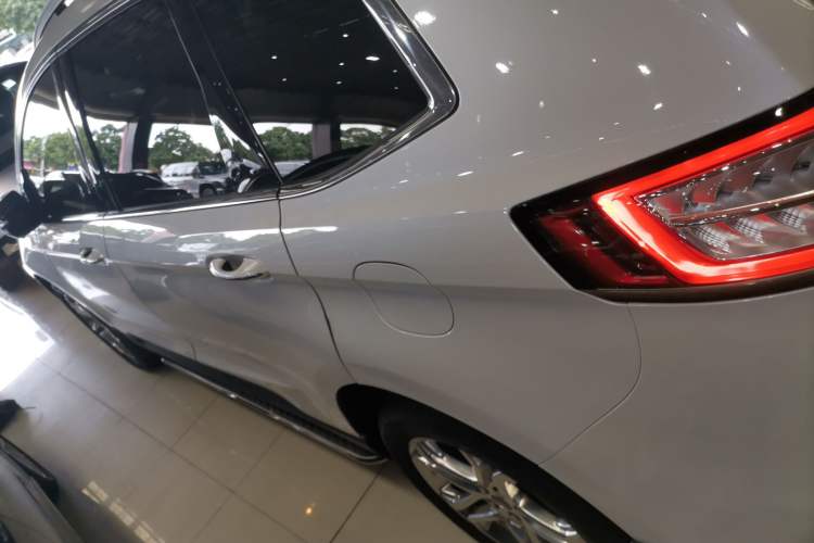 Used Ford Edge 2015 2.0T GTDi Two-Wheel-Drive High-Line Version
