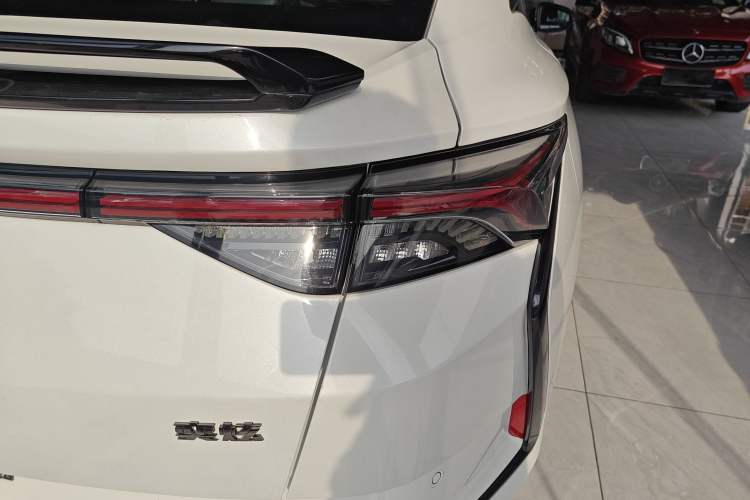 Used Dongfeng Aeolus Yixuan 2022 230T Automatic Adaptive-Beam Knight Edition