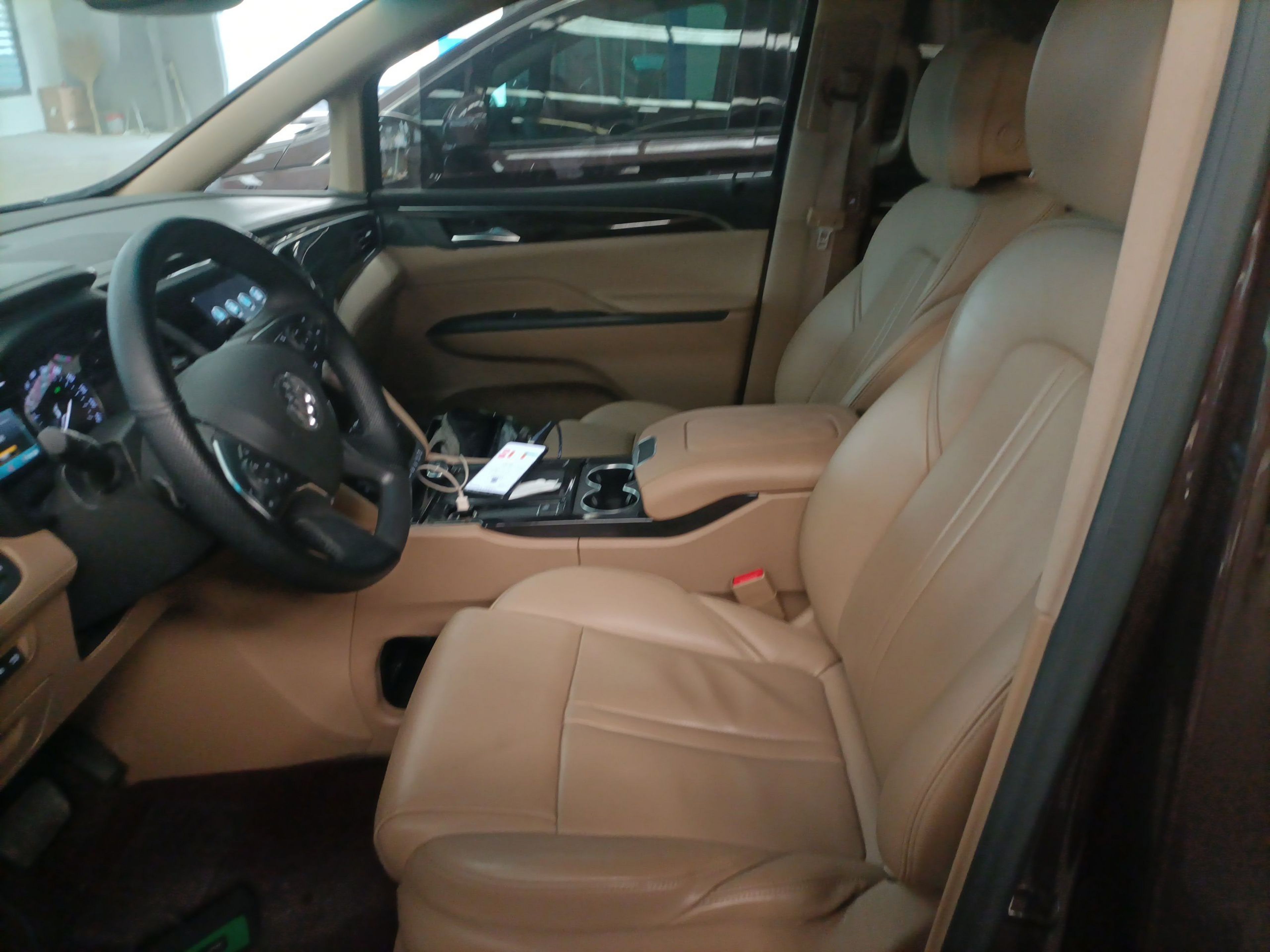 المقاعد الأمامية داخل السيارة