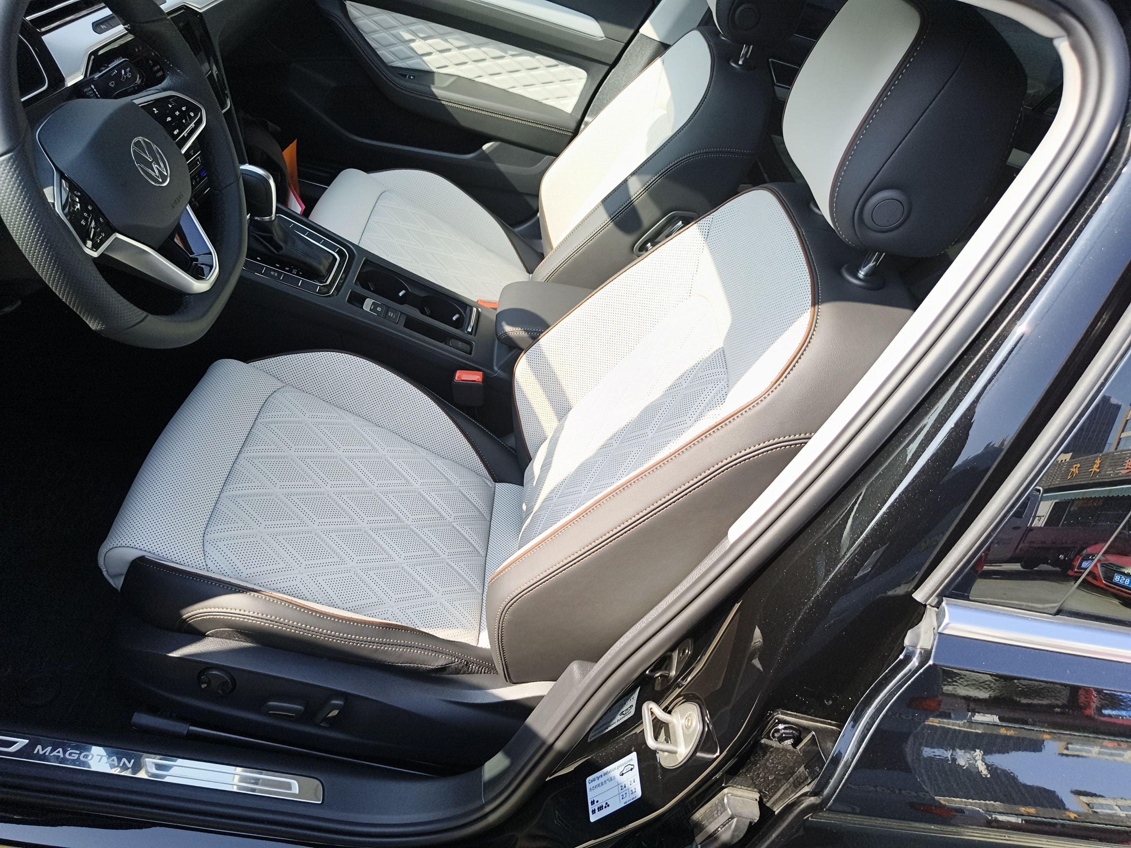 المقاعد الأمامية داخل السيارة