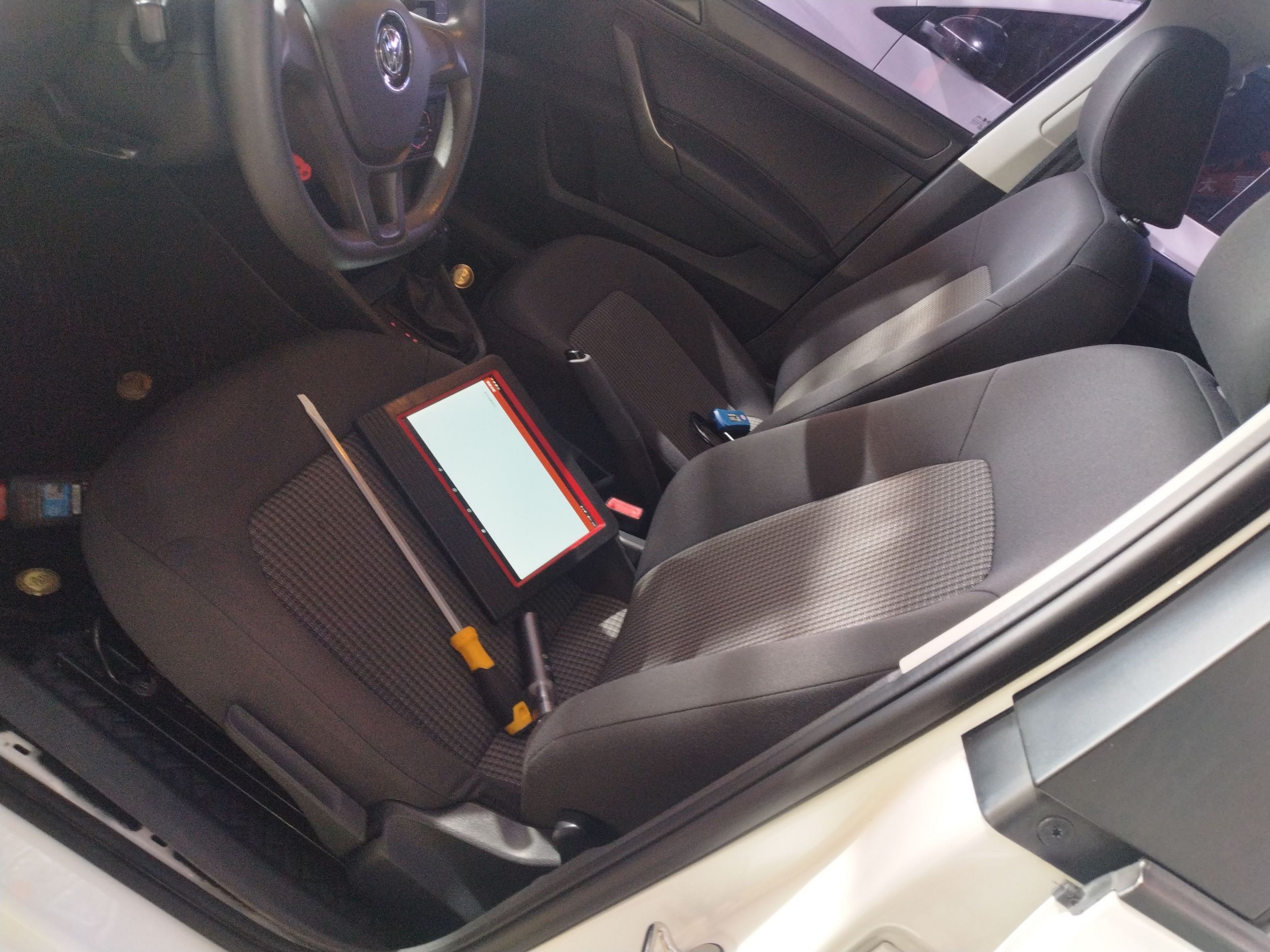 المقاعد الأمامية داخل السيارة